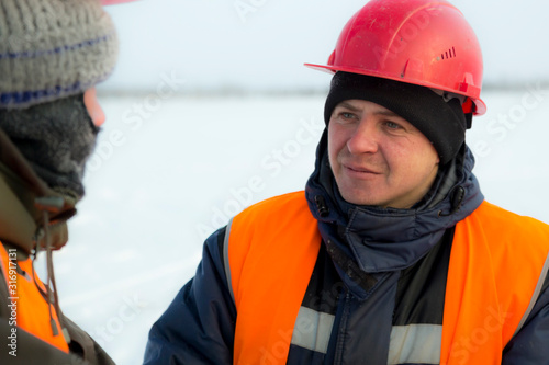 Slinger in an orange helmet at the installation site