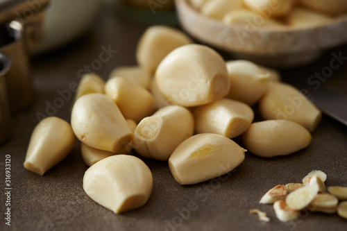 Fotografie Peeled garlic background, studio shot
