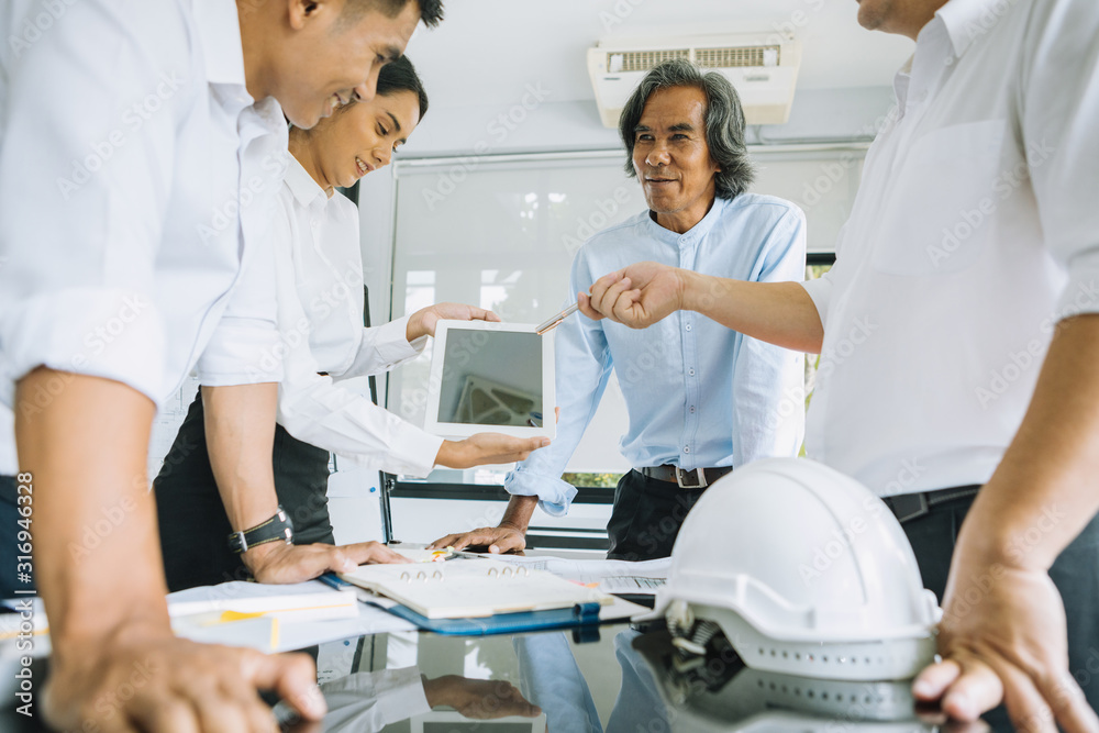 Obraz premium Discussing plan and idea to improvement strategy, businessmen brainstorming for strategy of business investment,businessmen review chart and document of investment information