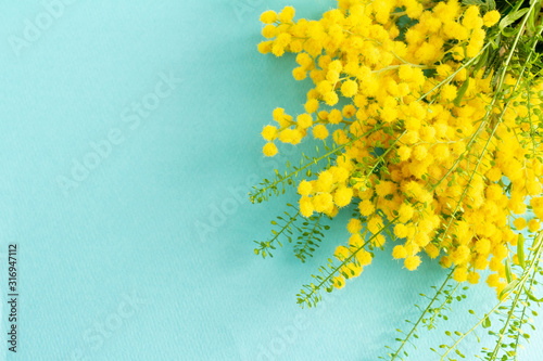 黄色が鮮やかなミモザの花束