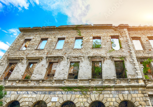 Canvas Print Building ruin in Mostar, after the bombing of the city