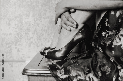 Obraz na plátně Cut body woman black and withe shoes