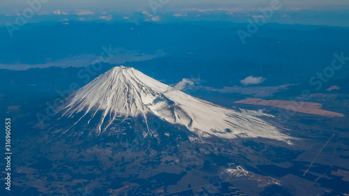 春3月初旬、飛行機から富士山を一望