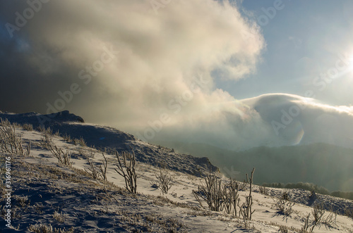 Fototapeta Naklejka Na Ścianę i Meble -  Z połoniny Dźwinackiej Bieszczady zima