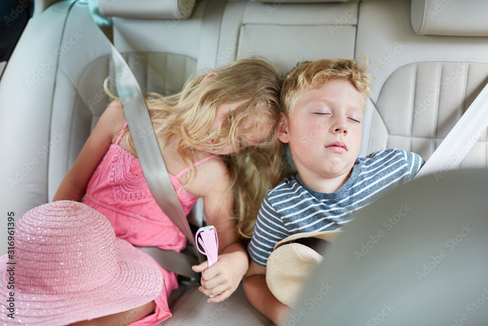Geschwister Kinder schlafen friedlich im Auto Stock Photo
