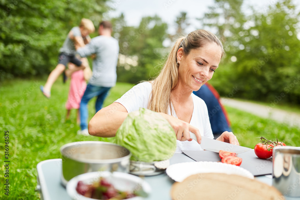Frau schneidet Gemüse für ein Picknick Stock Photo | Adobe Stock