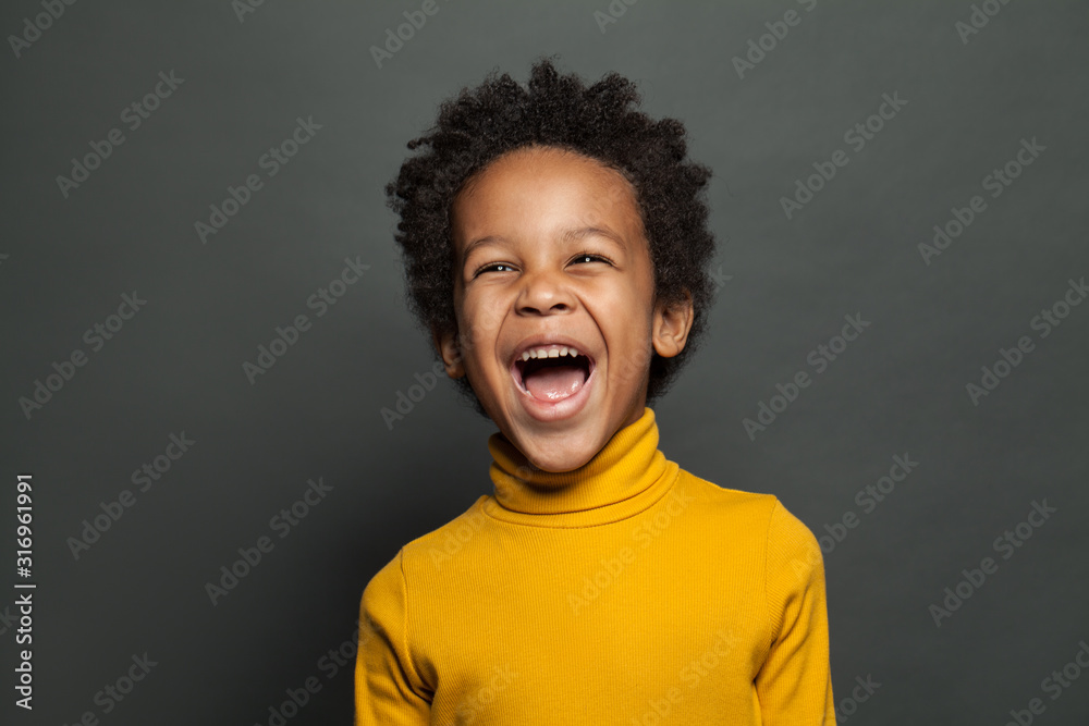 Laughing kid on gray background - obrazy, fototapety, plakaty 