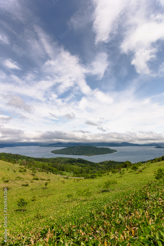 日本の北海道東部にある阿寒摩周国立公園・7月の屈斜路湖と中島