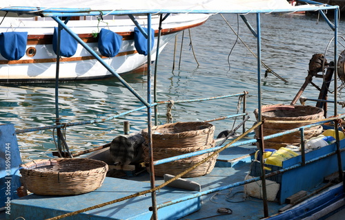 Kleines Fischerboot im Hafen von Byblos photo