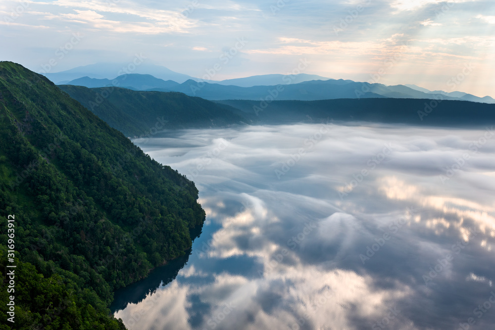 日本の北海道東部にある阿寒摩周国立公園・7月、夜明けの摩周湖と雲海
