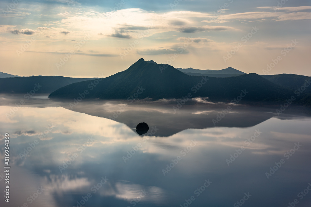 日本の北海道東部にある阿寒摩周国立公園 7月 夜明けの摩周湖と雲海 Fotografiya Stock Adobe Stock