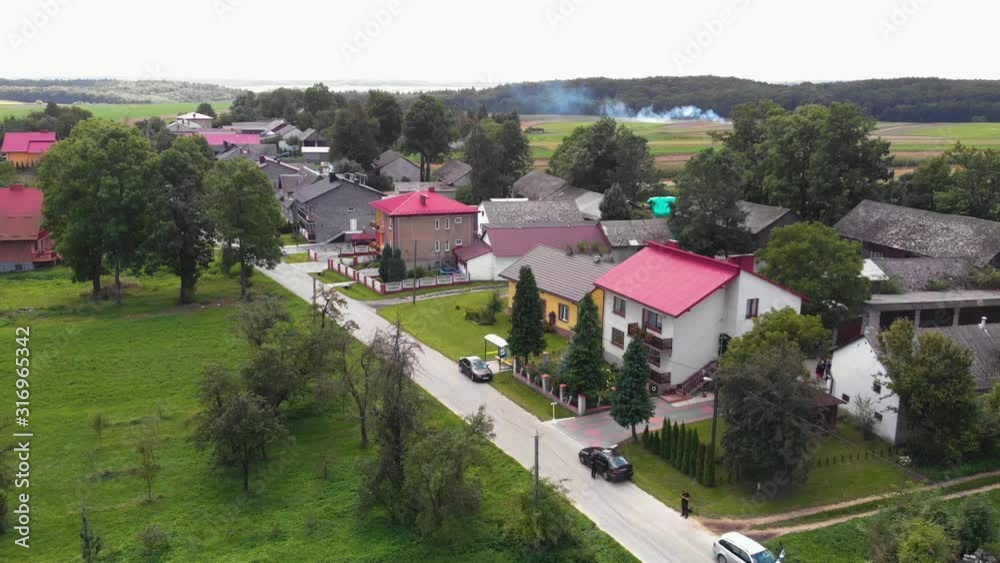 Krajobraz pól uprawnych i domów na polskiej wsi, z lotu ptaka 4 Krajobraz pól uprawnych i domów na polskiej wsi, z lotu ptaka 4