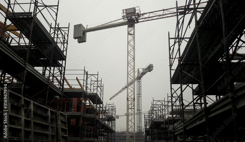 Lavori in corso nel cantiere edile in inverno Lavori in corso nel cantiere edile in inverno