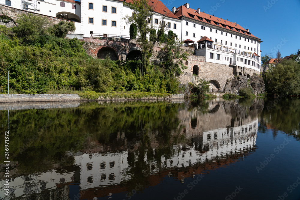 Fototapeta premium Spiegelung der Renaissance-Bauten in der Moldau in Český Krumlov