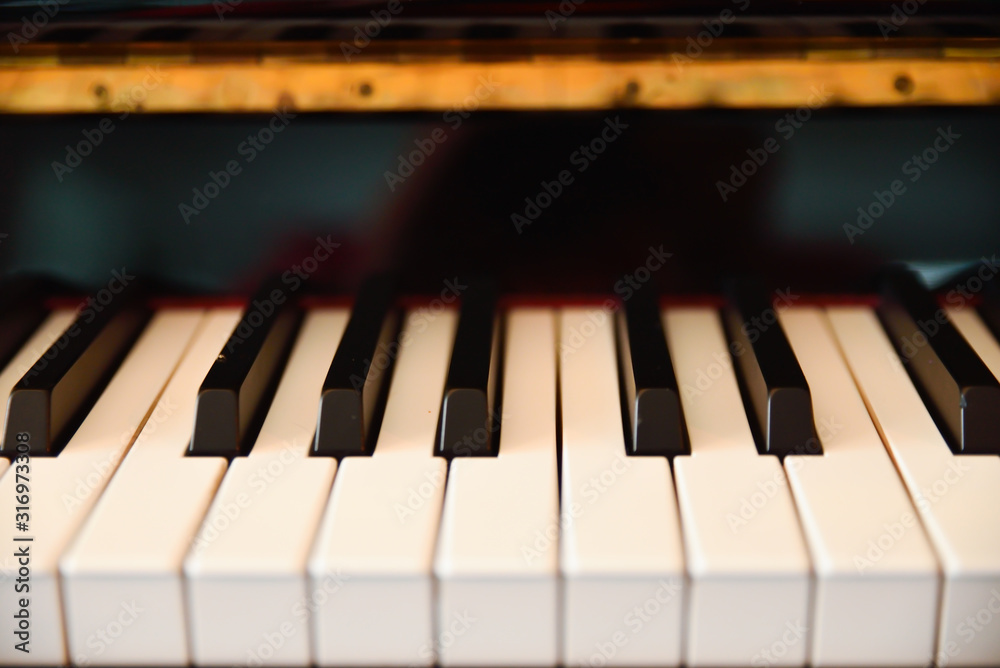 Pianoforte e tasti di piano forte in primo piano Pianoforte e tasti di piano forte in primo piano