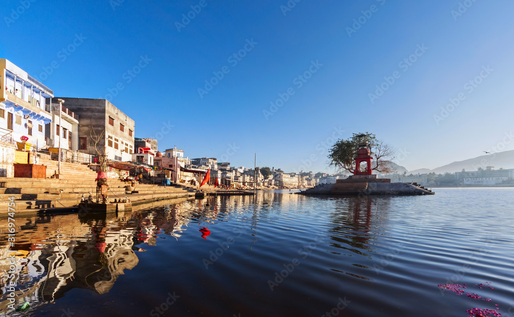Obraz premium Panoramic view of the holy lake in Pushkar, India. Pushkar is a town in the Ajmer district in the state of Rajasthan.