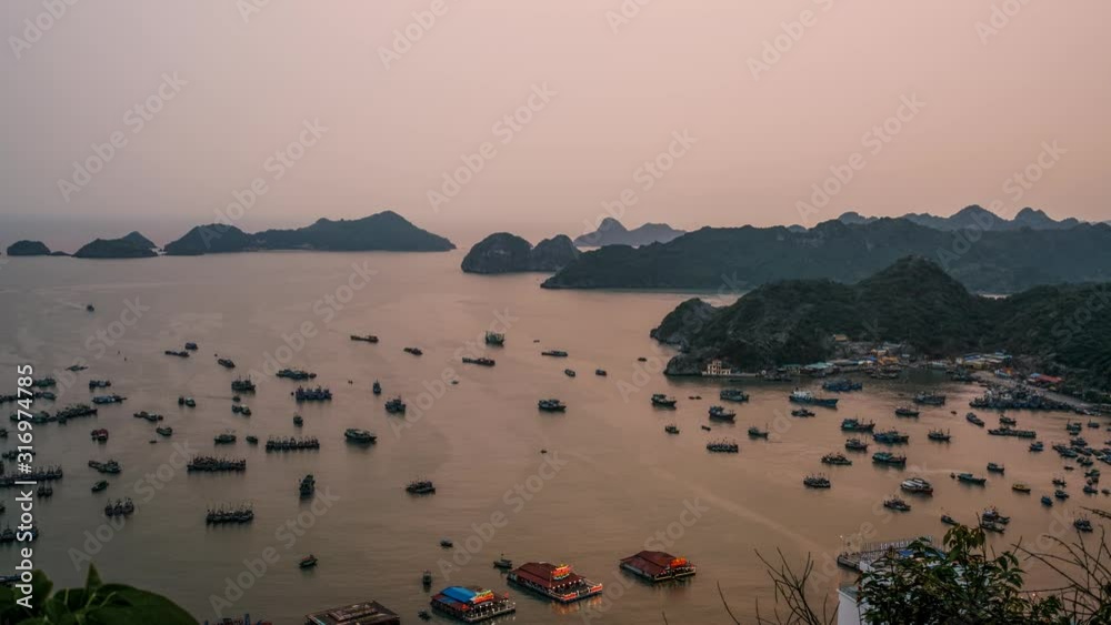 Point de vue sur le Baie d'Halong au coucher de soleil timelapse