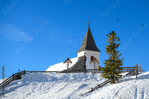 die 2045 m hoch gelegene schöne Kapelle von Heilig Kreuz in den Dolomiten befindet sich unter der Wand des Heiligkreuzkofels in unvergleichlich schöner Lage. Sie ist Ausflugsziel und Pilgerstätte 
