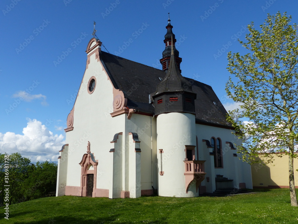 St.-Laurenzikirche seitlich bei Gau-Algesheim / Rheinhessen