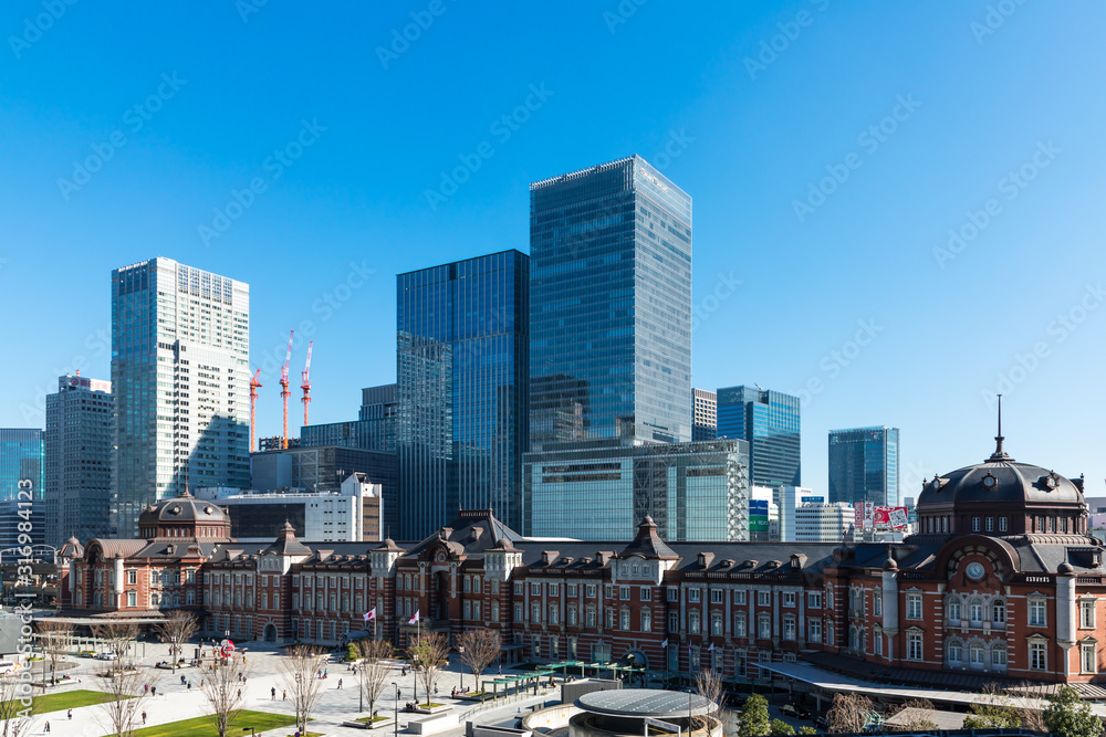 (東京都ｰ都市風景)東京駅と駅前広場の風景２