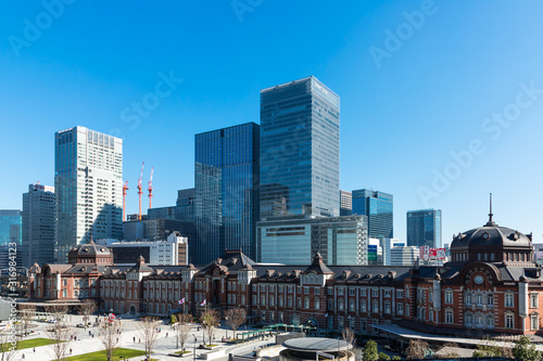 (東京都ｰ都市風景)東京駅と駅前広場の風景２