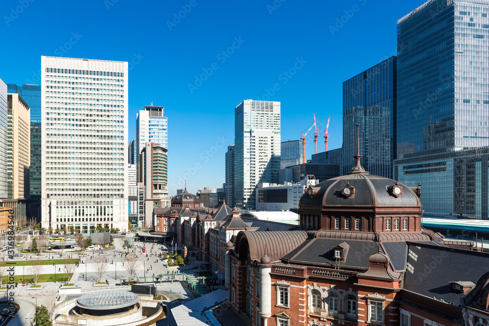 (東京都ｰ都市風景)東京駅と駅前広場の風景３