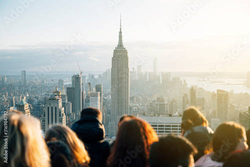 Canvas Print Tourists watching the New York City cityscape from a building