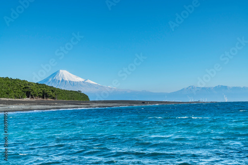 冬の三保の松原と富士山