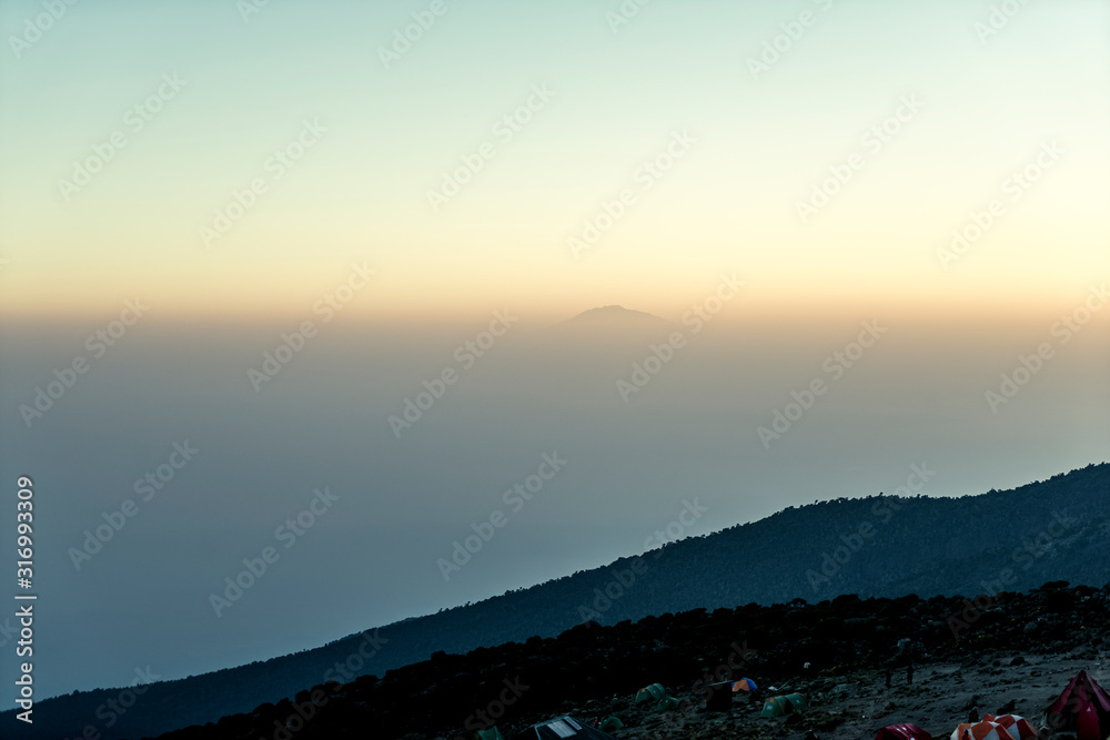 Mt. Meru im Hintergrund, Trekking am Kilimandscharo, Tansania Mt. Meru im Hintergrund, Trekking am Kilimandscharo, Tansania