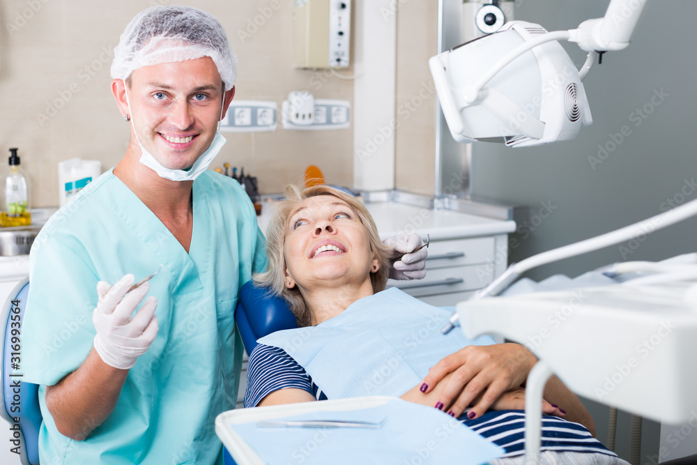 Obraz premium Male dentist treating female patient