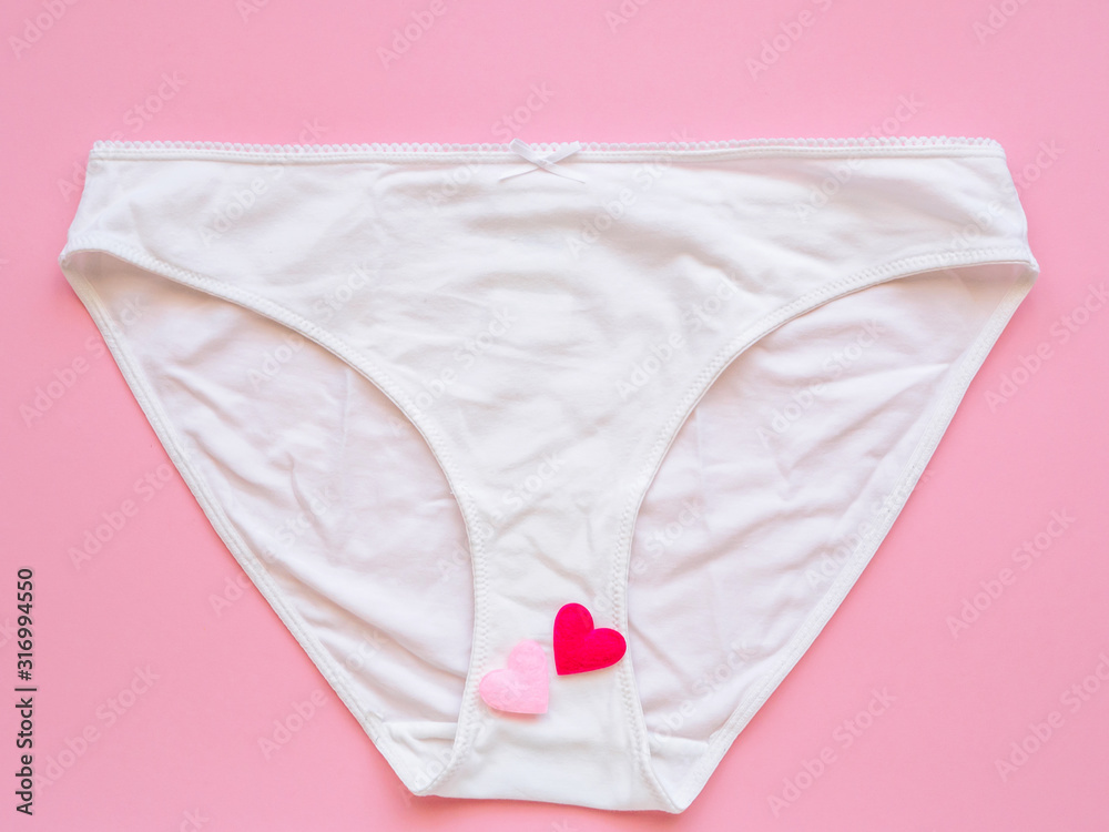 Weiße Unterhose mit rosa Herzen im Schritt, Frauenleiden, Liebe Stock Photo  | Adobe Stock