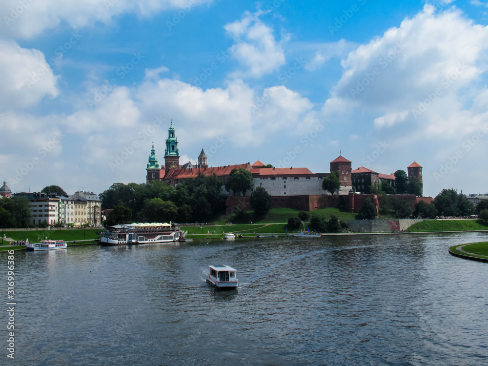 Fototapeta premium Wavel Castle in Krakow and boats on Veiksel river.