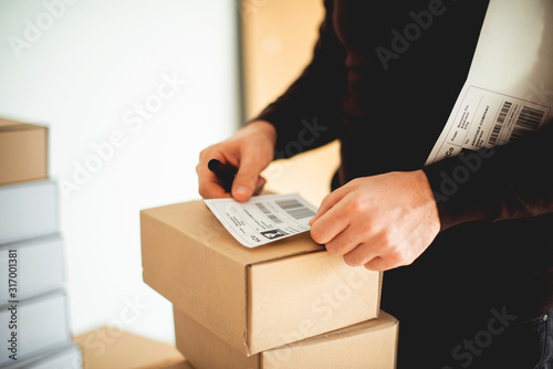 Canvas Print Delivery service, applying a shipping label