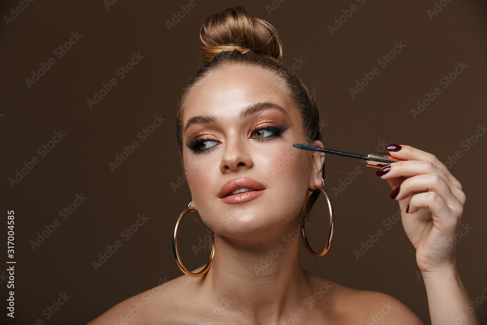 Obraz premium Close up beauty portrait of an attractive young topless woman