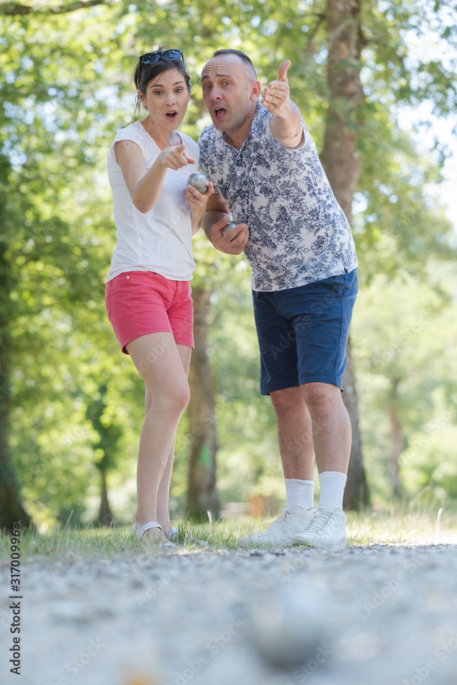 Fototapeta premium couple arguing during game of petanque