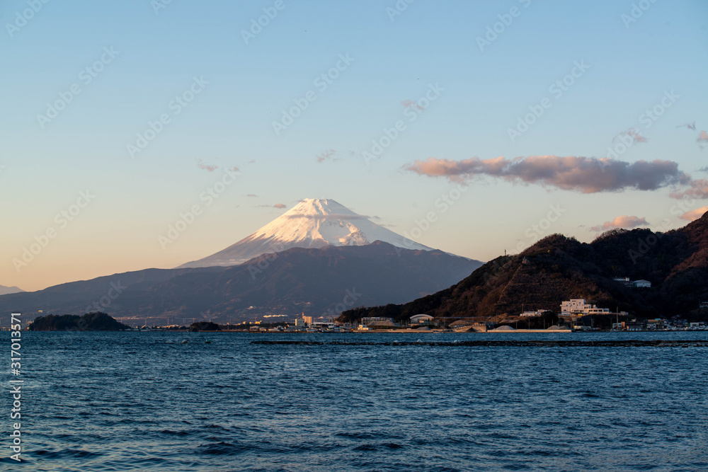 沼津湾から望む富士山　夕焼け