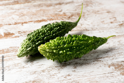 Foto raw karela on a table