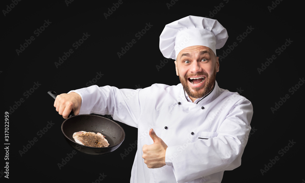 Naklejka premium Chef Man Holding Frying Pan With Steak Gesturing Thumbs-Up, Studio