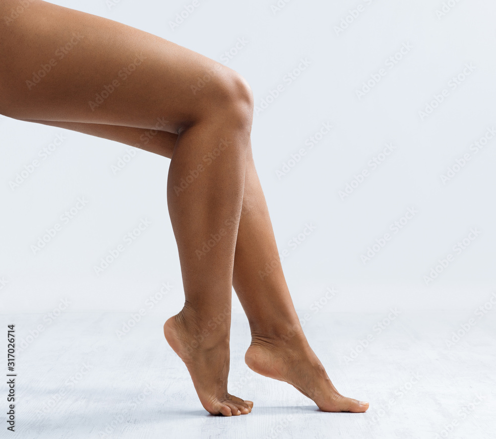 Sexy legs of black woman over grey background, cropped foto de Stock |  Adobe Stock
