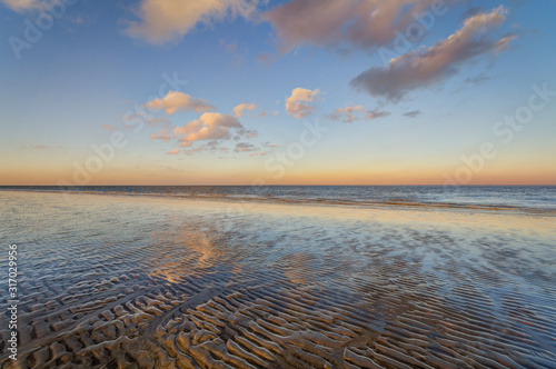 An der Wasserkante im Wattenmeer unterwegs photo