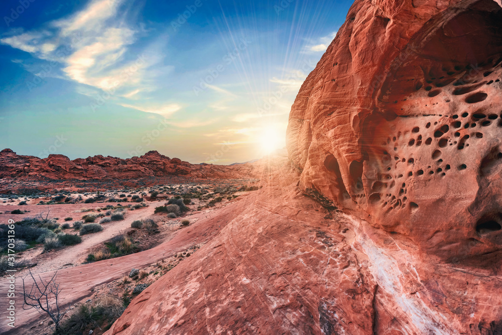Φωτογραφία Sunset hiking on the trails in the Valley of Fire State Park near Las Vegas, Nevada, USA