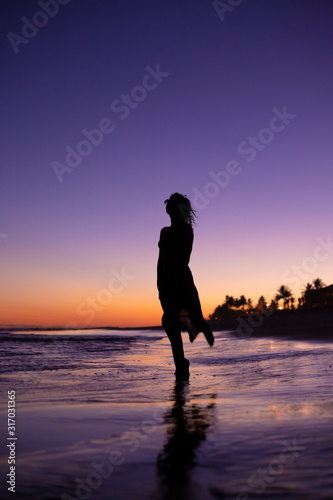 joven mujer en el atardecer silueta