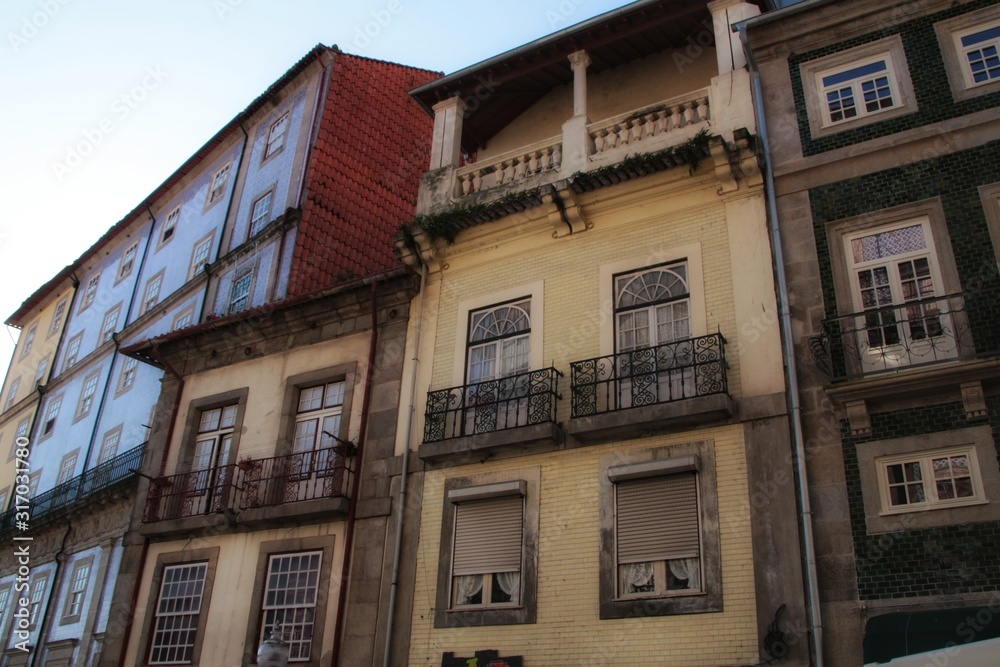 Obraz premium Old colorful tiled facades in Porto city