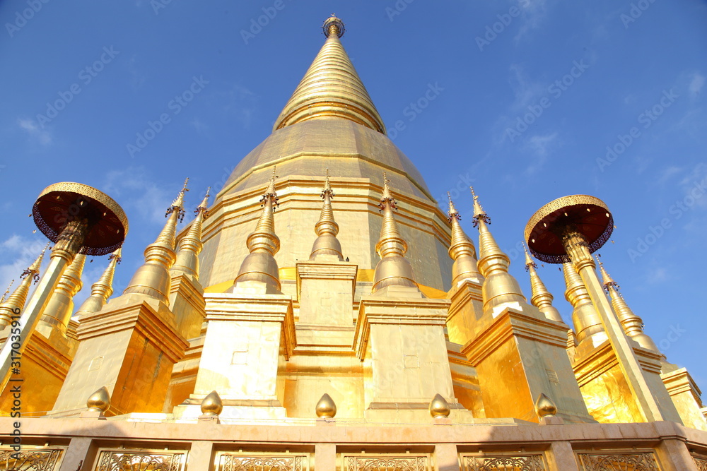 Φωτογραφία Wat Phra Bat Huai Tom. Places of worship Buddha Relics Pagoda.