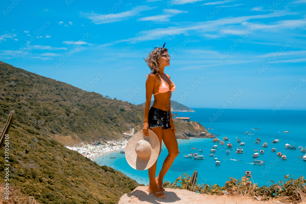 joven mujer delgada en bikini con playa caribeña mar azul