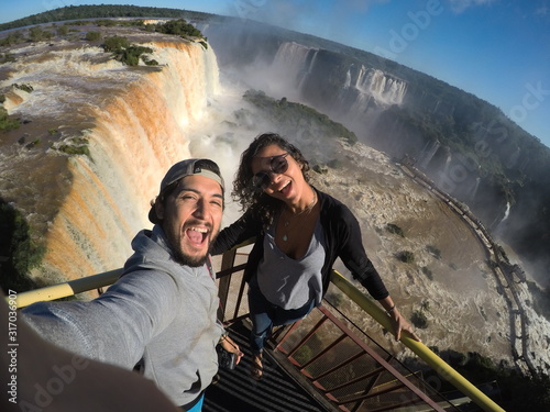 Tableau sur toile autofoto selfie de pareja en cataratas de iguazu disfrutando el viaje