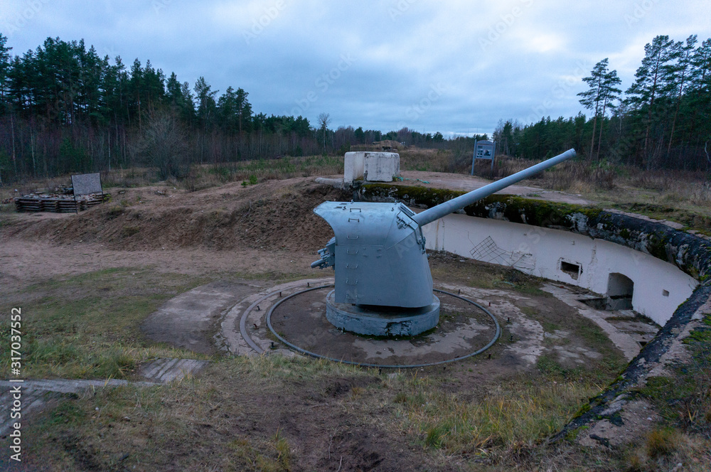 Large-caliber railway artillery gun. Fort Red Hill, Krasnaya Gorka, Leningrad. Maritime railway artillery. Soviet weapons Large-caliber railway artillery gun. Fort Red Hill, Krasnaya Gorka, Leningrad. Maritime railway artillery. Soviet weapons