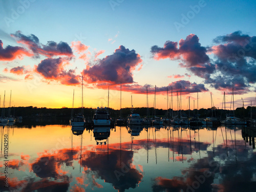 Yachthafen während des Sonnenuntergangs