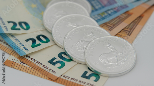 Krugerrand Silber Münzen auf Euro Banknoten Scheinen