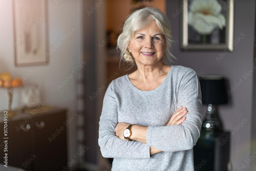 Smiling senior woman in her home - obrazy, fototapety, plakaty 
